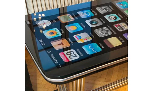 13iphone-table