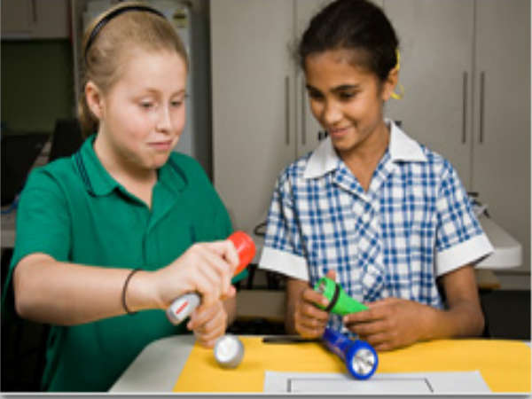 ಹೆಚ್ಚುವರಿ ಬಲ್ಬ್ ಉಳ್ಳ ಟಾರ್ಚ್