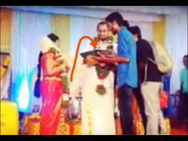 ರೆಕಾರ್ಡ್ ಸಹಿಗಾಗಿ ಮದುವೆಗೆ ಹೋದ ಬಿ.ಟೆಕ್ ವಿದ್ಯಾರ್ಥಿ: ವೀಡಿಯೋ ವೈರಲ್ ರೆಕಾರ್ಡ್ ಸಹಿಗಾಗಿ ಮದುವೆಗೆ ಹೋದ ಬಿ.ಟೆಕ್ ವಿದ್ಯಾರ್ಥಿ: ವೀಡಿಯೋ ವೈರಲ್