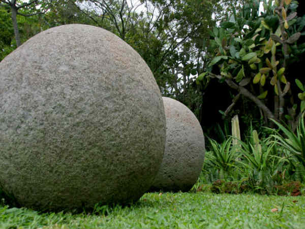 ದೈತ್ಯ ಕಲ್ಲುಗಳು