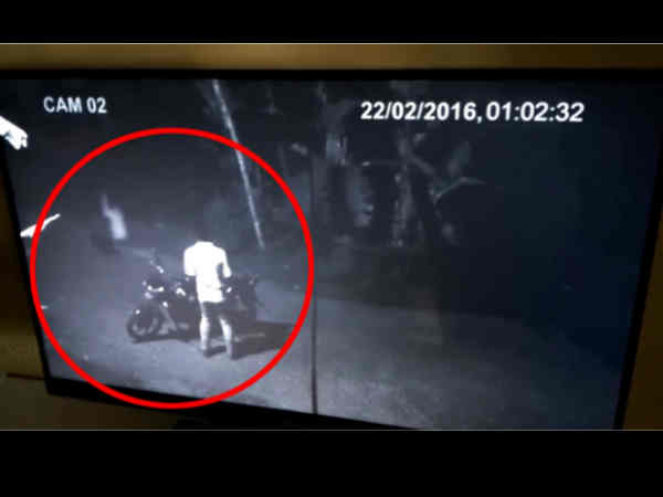 ಸಿಸಿಟಿವಿಯಲ್ಲಿ ಕ್ಯಾಪ್ಚರ್ ಆದ ಅಘಾತಕಾರಿ ದೃಶ್ಯ ಸಾಮಾಜಿಕ ತಾಣದಲ್ಲಿ ವೈರಲ್ ಸಿಸಿಟಿವಿಯಲ್ಲಿ ಕ್ಯಾಪ್ಚರ್ ಆದ ಅಘಾತಕಾರಿ ದೃಶ್ಯ ಸಾಮಾಜಿಕ ತಾಣದಲ್ಲಿ ವೈರಲ್