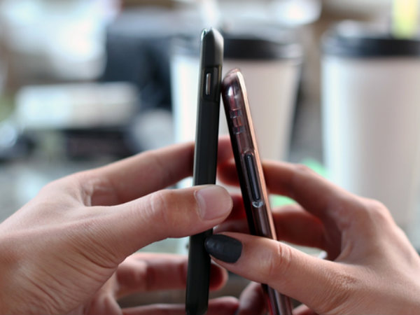 ಸ್ಮಾರ್ಟ್‌ಪೋನಿನಲ್ಲಿ ಬ್ಯಾಟರಿ ಖಾಲಿಯಾದರೆ ಪಕ್ಕದ ಪೋನಿಂದ ಚಾರ್ಜ್  ಮಾಡಿಕೊಳ್ಳಿ