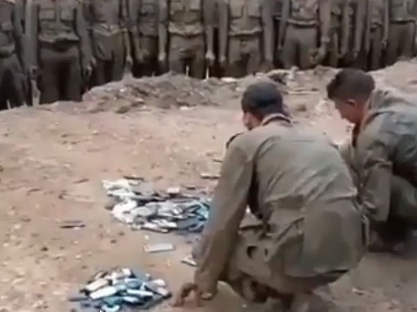 ಮಿತಿಮೀರಿ ಸಾಮಾಜಿಕ ಜಾಲತಾಣ ಬಳಸಿದ ಸೈನಿಕರ ಮೊಬೈಲ್ ನಾಶ!..ವಿಡಿಯೋ!! ಮಿತಿಮೀರಿ ಸಾಮಾಜಿಕ ಜಾಲತಾಣ ಬಳಸಿದ ಸೈನಿಕರ ಮೊಬೈಲ್ ನಾಶ!..ವಿಡಿಯೋ!!