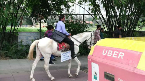 ಕೊನೆ ದಿನ ಕೆಲಸಕ್ಕೆ ಕುದುರೆ ಏರಿ ಬಂದ ಸಾಫ್ಟ್ ವೇರ್ ಇಂಜಿನಿಯರ್..!