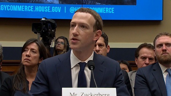 ಫೇಸ್ಬುಕ್ ಸಿಇಒಗೆ ಹೋಲಿಸಿದರೆ ಆಪಲ್ ಸಿಇಒ ಗಳಿಸಿದ್ದೇಷ್ಟು ಗೊತ್ತಾ..? ಫೇಸ್ಬುಕ್ ಸಿಇಒಗೆ ಹೋಲಿಸಿದರೆ ಆಪಲ್ ಸಿಇಒ ಗಳಿಸಿದ್ದೇಷ್ಟು ಗೊತ್ತಾ..?