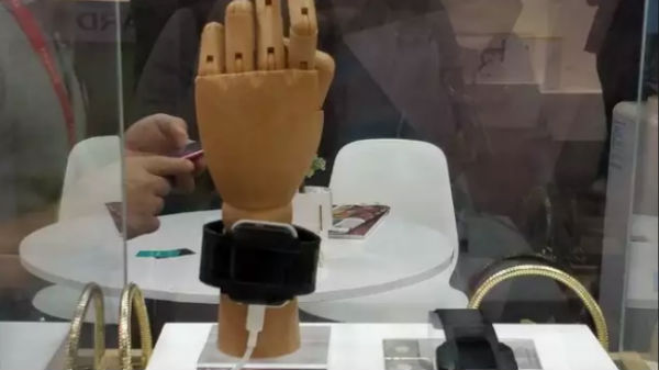 ಬರ್ತಿದೆ ವಿಶ್ವದ ಮೊದಲ ಧರಿಸಬಹುದಾದ ಸ್ಮಾರ್ಟ್‌ಫೋನ್..!