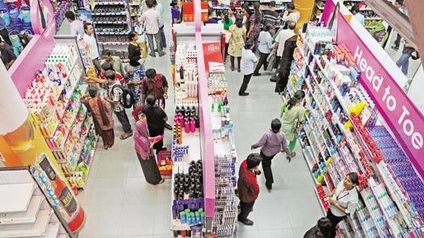 ಮೊಬೈಲ್​ ಬಳಸುತ್ತಾ ಶಾಪಿಂಗ್ ಮಾಡಿದರೆ ಎಡವಟ್ಟು ಖಚಿತ! 