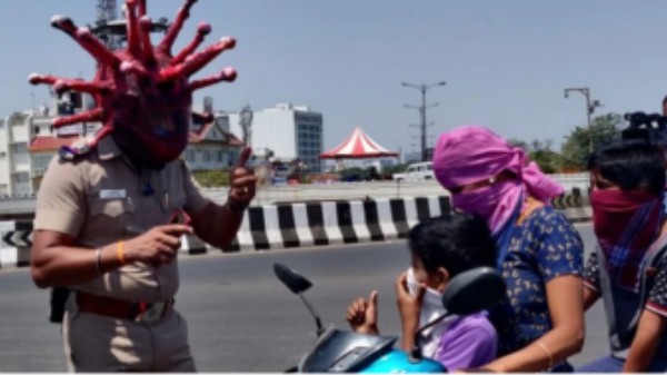 ಪೊಲೀಸ್ರಿಂದ ಕೊರೊನಾ ವೈರಸ್ ಬಗ್ಗೆ ಜಾಗೃತಿ; ವಿಡಿಯೊ ವೈರಲ್! ಪೊಲೀಸ್ರಿಂದ ಕೊರೊನಾ ವೈರಸ್ ಬಗ್ಗೆ ಜಾಗೃತಿ; ವಿಡಿಯೊ ವೈರಲ್!