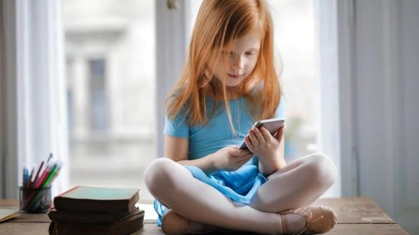 ಪೋಷಕರೇ ಎಚ್ಚರ...ಮಕ್ಕಳಿಗೆ ಸ್ಮಾರ್ಟ್‌ಫೋನ್‌ ಕೊಡಬೇಡಿ, ಯಾಕಂದ್ರೆ!? 