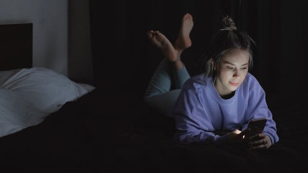 ಅತಿಯಾಗಿ ಸ್ಮಾರ್ಟ್‌ಫೋನ್‌ ಬಳಸುತ್ತೀರಾ?...ಕಣ್ಣುಗಳನ್ನು ರಕ್ಷಿಸಲು ಸರಳ ಸಲಹೆಗಳು!