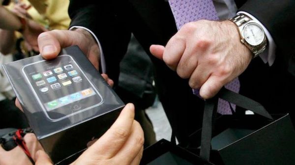 ಹರಾಜಿನಲ್ಲಿರುವ ಈ ಹಳೆಯ ಐಫೋನ್ ಬೆಲೆ ಅರ್ಧಕೋಟಿ ದಾಟಿದ್ರೂ ಅಚ್ಚರಿಯಿಲ್ಲ! ಹರಾಜಿನಲ್ಲಿರುವ ಈ ಹಳೆಯ ಐಫೋನ್ ಬೆಲೆ ಅರ್ಧಕೋಟಿ ದಾಟಿದ್ರೂ ಅಚ್ಚರಿಯಿಲ್ಲ!