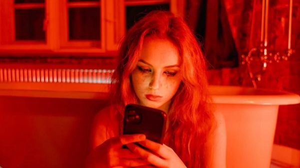 ಅತಿಯಾಗಿ ಸ್ಮಾರ್ಟ್‌ಫೋನ್‌ ಬಳಸುತ್ತೀರಾ?...ಕಣ್ಣುಗಳನ್ನು ರಕ್ಷಿಸಲು ಸರಳ ಸಲಹೆಗಳು!