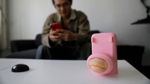 ದೂರದೂರದಲ್ಲಿರುವ ಪ್ರೇಮಿಗಳಿಗಾಗಿ ಚುಂಬನದ ಡಿವೈಸ್‌: ಇದು ಹೇಗೆ ಕೆಲಸ ಮಾಡುತ್ತೆ!? 