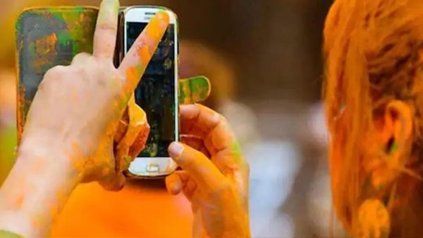 ಸ್ಮಾರ್ಟ್‌ಫೋನ್‌ ಮೂಲಕವೂ ನಿಮ್ಮ ಅತ್ಮೀಯರೊಂದಿಗೆ ಈ ರೀತಿ ಹೋಳಿ ಆಚರಿಸಿ!  