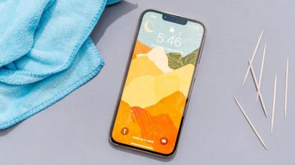 ದುಬಾರಿ ಬೆಲೆಯ ಐಫೋನ್‌ಗಳನ್ನು ಸ್ವಚ್ಛ ಮಾಡುವುದು ಹೇಗೆ!? ಇಲ್ಲಿದೆ ಸರಳ ಮಾರ್ಗ! 