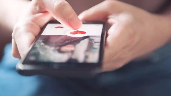 ಬೆಂಗಳೂರಿಗರು ಮಲಗೋ ಮುನ್ನ ಮೊಬೈಲ್‌ನಲ್ಲಿ ಇದನ್ನು ನೋಡುತ್ತಾರಂತೆ: ವರದಿ!