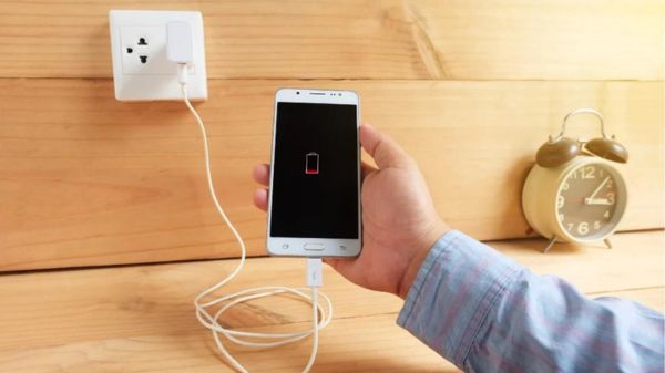 ಚಾರ್ಜಿಂಗ್ ಮೋಡ್‌ನಲ್ಲಿ ಫೋನ್ ಬಳಸುತ್ತಿದ್ದ ಬಾಲಕ ವಿದ್ಯುತ್ ಶಾಕ್‌ನಿಂದ ಸಾವು...