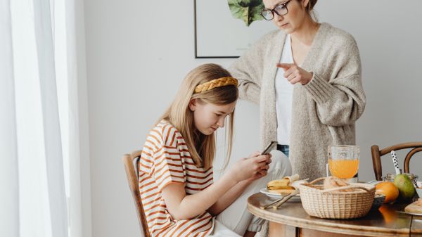 ಸ್ಮಾರ್ಟ್‌ಫೋನ್‌ ನಿಮಗೆ ಮೊಡವೆಗಳ ಕೊಡುಗೆ ನೀಡಬಹುದು?: ತಡೆಯುವುದು ಹೇಗೆ?