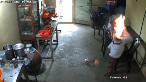 ಟೀ ಕುಡಿಯುತ್ತ ಕುಳಿತಿದ್ದ ವ್ಯಕ್ತಿಯ ಜೇಬಿನಲ್ಲಿದ್ದ ಫೀಚರ್ ಫೋನ್ ಸ್ಫೋಟ! ಟೀ ಕುಡಿಯುತ್ತ ಕುಳಿತಿದ್ದ ವ್ಯಕ್ತಿಯ ಜೇಬಿನಲ್ಲಿದ್ದ ಫೀಚರ್ ಫೋನ್ ಸ್ಫೋಟ!