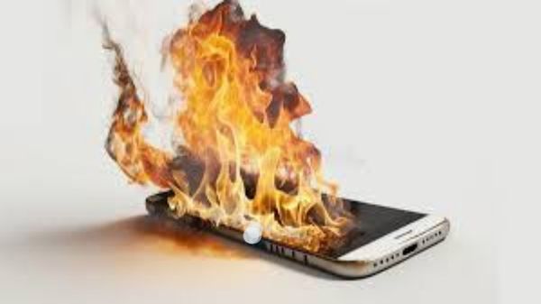 ಚಾರ್ಜಿಂಗ್‌ನಲ್ಲಿದ್ದ ಫೋನ್‌ನಲ್ಲಿ ಮಾತನಾಡುವಾಗ ಸ್ಫೋಟಗೊಂಡು ವ್ಯಕ್ತಿ ಸಾವು...