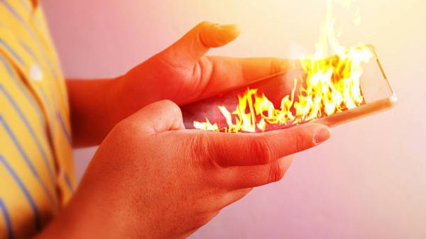 ಚಾರ್ಜಿಂಗ್‌ನಲ್ಲಿದ್ದ ಫೋನ್‌ನಲ್ಲಿ ಮಾತನಾಡುವಾಗ ಸ್ಫೋಟಗೊಂಡು ವ್ಯಕ್ತಿ ಸಾವು...