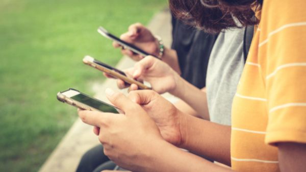 4 ಮೊಬೈಲ್ ಬಳಕೆದಾರರಲ್ಲಿ 3 ಮಂದಿಯಲ್ಲಿ ನೋಮೋಫೋಬಿಯಾ: ಶಾಕಿಂಗ್ ವರದಿ! 4 ಮೊಬೈಲ್ ಬಳಕೆದಾರರಲ್ಲಿ 3 ಮಂದಿಯಲ್ಲಿ ನೋಮೋಫೋಬಿಯಾ: ಶಾಕಿಂಗ್ ವರದಿ!