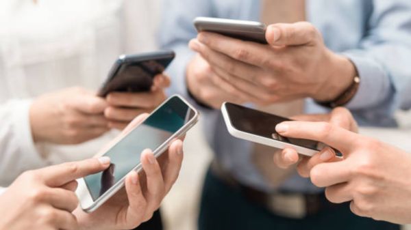 4 ಮೊಬೈಲ್ ಬಳಕೆದಾರರಲ್ಲಿ 3 ಮಂದಿಯಲ್ಲಿ ನೋಮೋಫೋಬಿಯಾ: ಶಾಕಿಂಗ್ ವರದಿ! 4 ಮೊಬೈಲ್ ಬಳಕೆದಾರರಲ್ಲಿ 3 ಮಂದಿಯಲ್ಲಿ ನೋಮೋಫೋಬಿಯಾ: ಶಾಕಿಂಗ್ ವರದಿ!