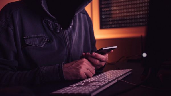 ಗಾಯಗೊಂಡ ಪಾರಿವಾಳ ರಕ್ಷಿಸಲು ಹೋಗಿ ವಂಚನೆಗೊಳಗಾದ ಮಹಿಳೆ: ಅದೇಗೆ ಅಂತೀರಾ!? 