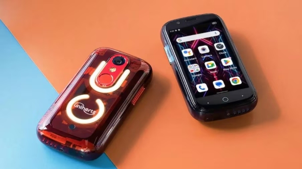 ವಿಶ್ವದ ಅತಿ ಚಿಕ್ಕ ಟ್ರಾನ್ಫರೆಂಟ್‌ ಸ್ಮಾರ್ಟ್‌ಫೋನ್ ಇದು: ಫೀಚರ್ಸ್ ಅಂತೂ ಸೂಪರ್! 