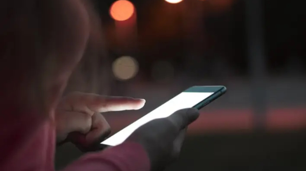 ನಿಮ್ಮ ಸ್ಮಾರ್ಟ್‌ಫೋನ್‌ಗೆ ಸರಿಯಾದ ಬ್ರೈಟ್‌ನೆಸ್‌ ಎಷ್ಟಿರಬೇಕು?...