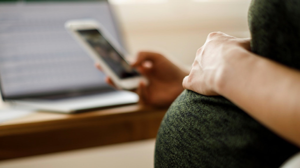 ಗರ್ಭಾವಸ್ಥೆಯಲ್ಲಿರುವಾಗ ಹೆಚ್ಚಾಗಿ ಸ್ಮಾರ್ಟ್‌ಫೋನ್‌ ಬಳಸುತ್ತೀರಾ?..