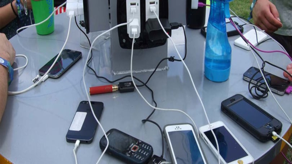 ಸಿಕ್ಕಸಿಕ್ಕಲ್ಲಿ ಮೊಬೈಲ್‌ ಅನ್ನು ಚಾರ್ಜಿಂಗ್‌ಗೆ ಇಟ್ರೆ ಅಷ್ಟೇ.. ..