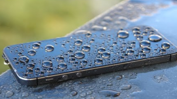 ಮಳೆಯ ನೀರು ಬಿದ್ದು ನಿಮ್ಮ ಮೊಬೈಲ್‌ ಒದ್ದೆಯಾಗಿದ್ದರೆ ಕೂಡಲೇ ಈ ಕೆಲಸ ಮಾಡಿ!