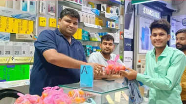 ಈ ಅಂಗಡಿಯಲ್ಲಿ ಹೊಸ ಫೋನ್‌ ಖರೀದಿಸಿದ್ರೆ 2 KG ಟೊಮ್ಯಾಟೋ ಉಚಿತ! 