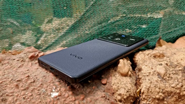 ವಿವೋದ ಈ ದುಬಾರಿ ಫೋನ್ ಈಗ ಕೈಗೆಟಕುವ ದರದಲ್ಲಿ; ಬೊಂಬಾಟ್‌ ಡಿಸ್ಕೌಂಟ್‌!  