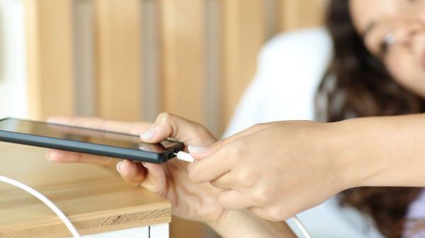 ಚಾರ್ಜ್‌ ಆಗುವಾಗ ಐಫೋನ್‌ ಪಕ್ಕದಲ್ಲೇ ಮಲಗುವವರಿಗೆ ಗಂಭೀರ ಎಚ್ಚರಿಕೆ ನೀಡಿದ ಆಪಲ್!