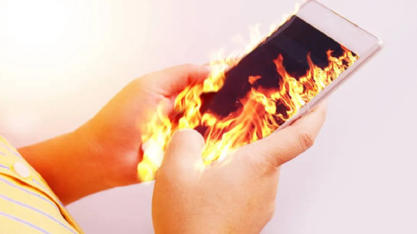 ಸ್ಮಾರ್ಟ್‌ಫೋನ್‌ ಬ್ಲಾಸ್ಟ್,ರಾತ್ರಿ ಚಾರ್ಜಿಂಗ್‌ಗೆ ಹಾಕಿದ್ರೆ ಹೀಗೆಲ್ಲಾ ಆಗುತ್ತಾ?