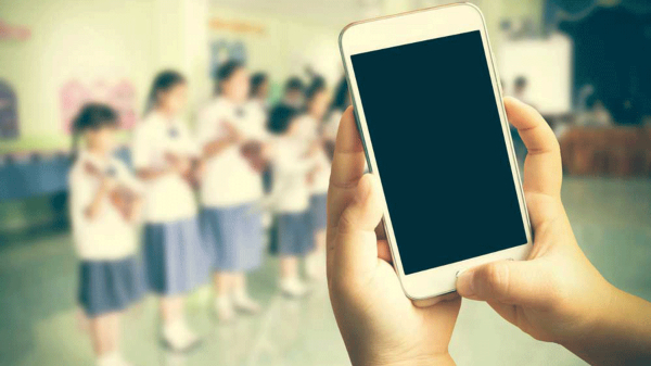 ವಿದ್ಯಾರ್ಥಿಗಳಿಗಷ್ಟೇ ಅಲ್ಲಾ ಶಿಕ್ಷಕರಿಗೂ ಸ್ಮಾರ್ಟ್‌ಫೋನ್‌ ನಿಷೇಧ!  