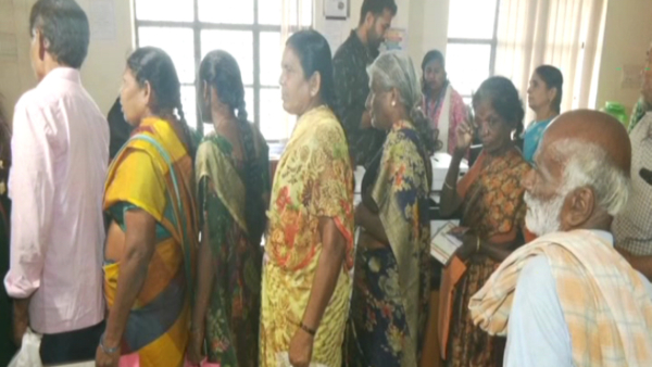 ಗೃಹಲಕ್ಷ್ಮಿ ಹಣ ಪರಿಶೀಲಿಸಲು ಹೋದ ಮಹಿಳೆಗೆ ಶಾಕ್‌! ನೀವು ಕೂಡ ಒಮ್ಮೆ ಚೆಕ್‌ ಮಾಡಿ!