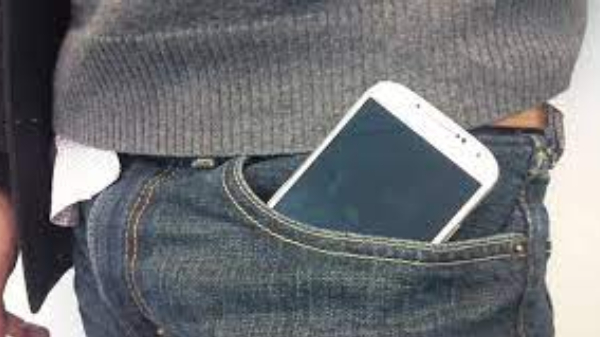 ಪ್ಯಾಂಟ್ ಜೇಬಿನಲ್ಲಿ ಫೋನ್ ಇಟ್ಟುಕೊಳ್ಳೋರೆ ಗಮನಿಸಿ! ಇದು ಗಂಡಸ್ಥನದ ವಿಚಾರ