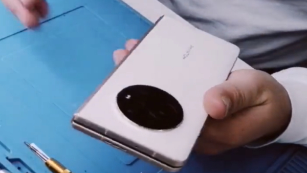 ಮಡಚುವ ಈ ಸ್ಮಾರ್ಟ್‌ಫೋನ್‌ ಬೆಲೆಯಲ್ಲಿ ಇಳಿಕೆ!..ಎರಡು ಡಿಸ್‌ಪ್ಲೇ ಇವೆ!