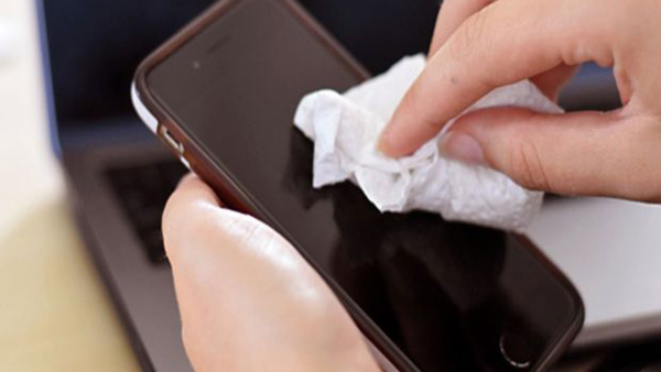 ಮೊಬೈಲ್‌ ಸ್ಕ್ರೀನ್‌ ಒರೆಸುವ ಮುನ್ನ ಈ ವಿಚಾರಗಳ ಬಗ್ಗೆ ಗಮನವಿರಲಿ! 