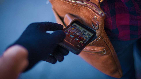 ಐಫೋನ್‌ ಅಂದುಕೊಂಡು ಕದ್ದಿದ್ದ ಆಂಡ್ರಾಯ್ಡ್‌ ಫೋನ್‌ ಅನ್ನು ವಾಪಸ್‌ ನೀಡಿದ ಕಳ್ಳರು!