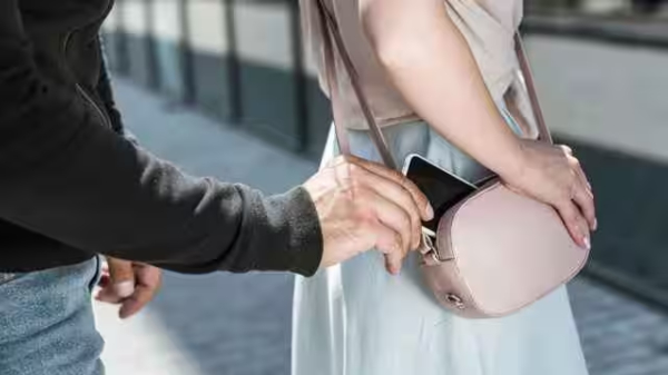 ಐಫೋನ್‌ ಅಂದುಕೊಂಡು ಕದ್ದಿದ್ದ ಆಂಡ್ರಾಯ್ಡ್‌ ಫೋನ್‌ ಅನ್ನು ವಾಪಸ್‌ ನೀಡಿದ ಕಳ್ಳರು!