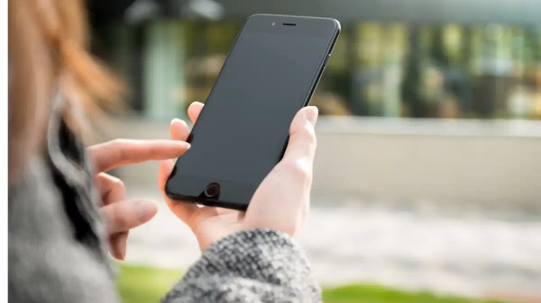 ಐಫೋನ್ 15ಪ್ರೊ ಮ್ಯಾಕ್ಸ್ ಕೊಡಿಸದಿದ್ದಕ್ಕೆ ಜೀವನವನ್ನೇ ಹಾಳುಮಾಡಿದ ತಂದೆ ಎಂದ ಮಗಳು