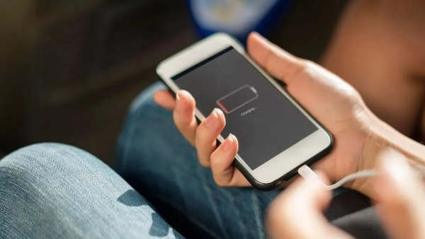 ನಿಮ್ಮ ಸ್ಮಾರ್ಟ್‌ಫೋನ್‌ ಬ್ಯಾಟರಿ ಬಾಳಿಕೆ ಕಡಿಮೆ ಆಗೋದಕ್ಕೆ ಇಲ್ಲಿದೆ ಮುಖ್ಯ ಕಾರಣ!