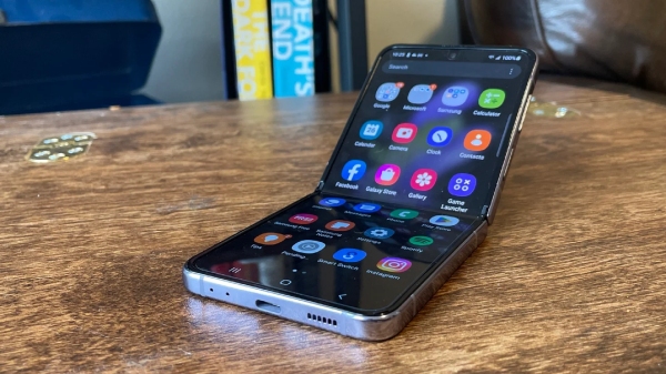 ಸ್ಯಾಮ್‌ಸಂಗ್‌ನ ಈ ಫ್ಲಿಪ್‌ ಸ್ಮಾರ್ಟ್‌ಫೋನ್‌ ಮೇಲೆ 25 ಸಾವಿರ ಬೆಲೆ ಇಳಿಕೆ! ..