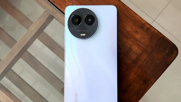 ಸ್ಟೈಲಿಶ್‌ ಲುಕ್‌ ಇರುವ ಈ 5G ಸ್ಮಾರ್ಟ್‌ಫೋನ್‌ ಬೆಲೆಯಲ್ಲಿ ಭರ್ಜರಿ ಇಳಿಕೆ!