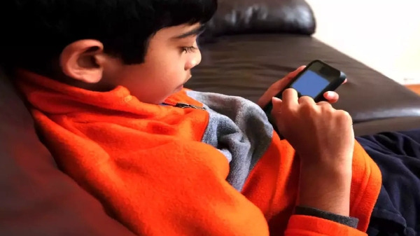 ಸ್ಮಾರ್ಟ್‌ಫೋನ್ ಚಟದಿಂದ ನಾಲ್ಕು ಮಕ್ಕಳಲ್ಲಿ ಓರ್ವರಿಗೆ ದೃಷ್ಟಿ ಸಮಸ್ಯೆ
