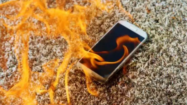 ಇಯರ್ ಫೋನ್ ಹಾಕಿಕೊಂಡು ಸ್ಕೂಟರ್‌ನಲ್ಲಿ ಹೋಗುತ್ತಿದ್ದಾಗ ಫೋನ್ ಸ್ಫೋಟ! ಮಹಿಳೆ ಸಾವು